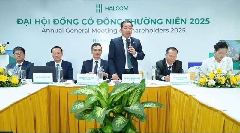 Đoàn chủ tịch Okvip69.com bán cá nổ hủ đồng cổ đông thường niên 2025 Công ty CP Halcom Việt Nam. Ảnh: Bình An