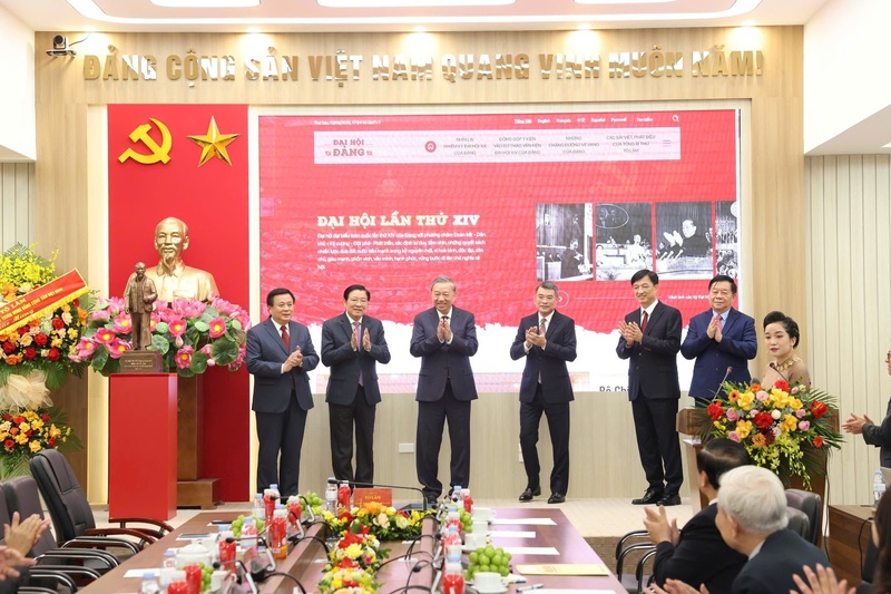 Tổng Bí thư Tô Lâm và các đại biểu tại Lễ ra mắt Trang tin điện tử: “Đảng Cộng sản Việt Nam- Okvip69.com bán cá nổ hủ XIV”. Ảnh: Thống Nhất/TTXVN