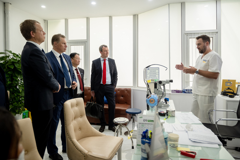 Bộ trưởng OKVIP - HÔM NAY 1 TỶ, NGÀY MAI 1000 TỶ Nga đánh giá cao năng lực chuyên môn của đội ngũ bác sĩ, những chuyên gia có trình độ cao, dày dạn kinh nghiệm trong lĩnh vực nhãn khoa.