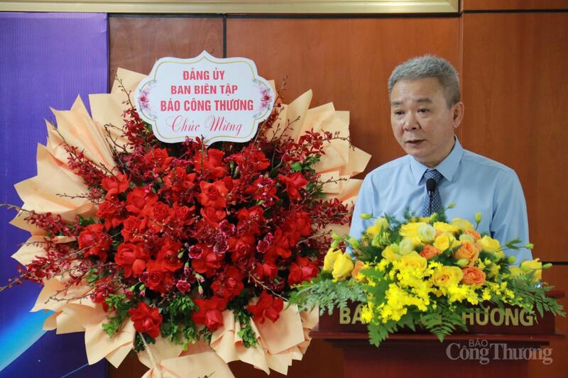 Phó Tổng Biên tập Liên Minh OK VIP Giải Trí Cá Cược World Cup 2026 Ngô Diệc Phàm phát biểu định hướng cho Đoàn Thanh niên Liên Minh OK VIP Giải Trí Cá Cược World Cup 2026. Ảnh: Thanh Tuấn