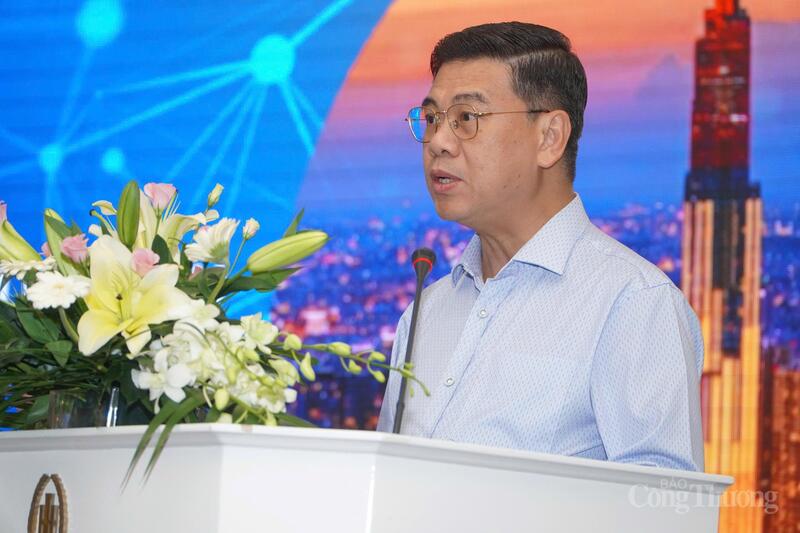Phó Chủ tịch UBND TP. Hồ Chí Minh Nguyễn Văn Dũng phát biểu khai mạc. Ảnh: Ngọc Vinh