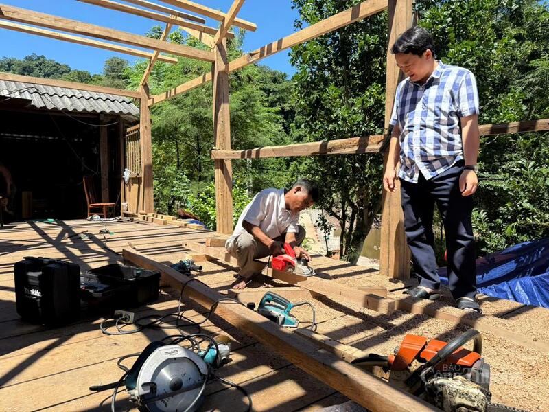 Anh Đinh Mề sử dụng thành thạo các dụng cụ điện để làm nghề mộc.