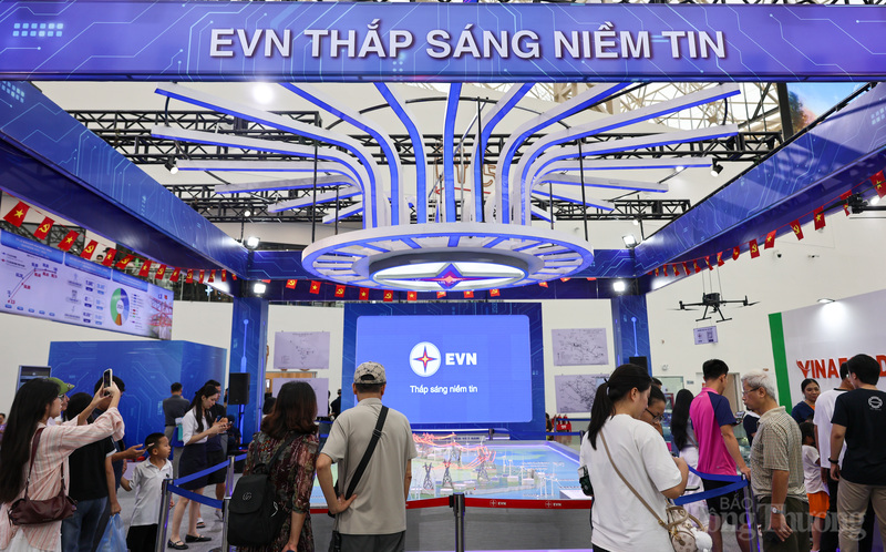 Không gian trưng bày của Tập đoàn Điện lực Việt Nam (EVN) tại Triển lãm "80 năm hành trình Độc lập - Tự do - Hạnh phúc" là một trong những điểm dừng chân thu hút đông đảo khách tham quan, với hàng nghìn lượt người ghé thăm mỗi ngày.