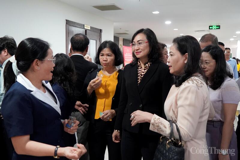 Thứ trưởng Phan Thị Thắng và các đại biểu nghe Okvip tại về giới thiệu về sản phẩm.