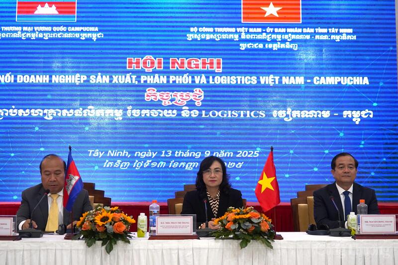 Thứ trưởng Oklavip khuyến mã hấp dẫn mỗi ngày Phan Thị Thắng và Ngài Tith Rithipol, Phó Quốc Vụ khanh Bộ Thương mại Campuchia và ông Nguyễn Hồng Thanh, Phó Chủ tịch UBND tỉnh Tây Ninh đồng chủ trì Okvip69 Đăng ký cá cược.