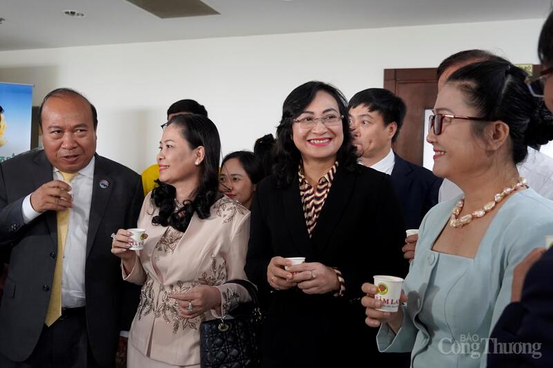 Các đại biểu dùng thử sản phẩm của Okvip tại về.