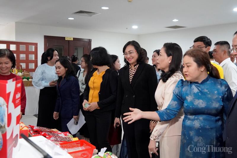 Thứ trưởng Phan Thị Thắng tham quan các gian hàng trưng bày sản phẩm của Okvip tại về hai nước.