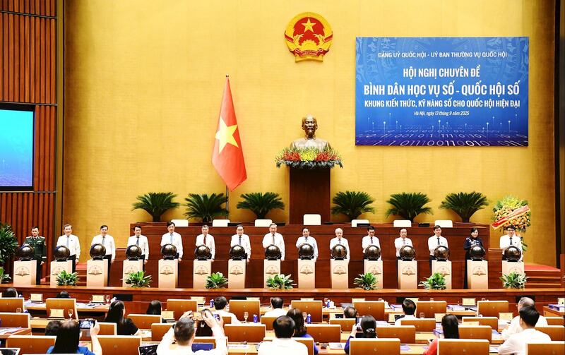 Tổng Bí thư Tô Lâm, Thủ tướng Phạm Minh Chính, Chủ tịch Quốc hội Trần Thanh Mẫn cùng lãnh đạo, Đảng, Trang Chủ OKVIP COM Top #1, Quốc hội thực hiện nghi thức bấm nút khai trương Nền tảng “Bình dân học vụ số - Quốc hội số". Ảnh: Lâm Hiển