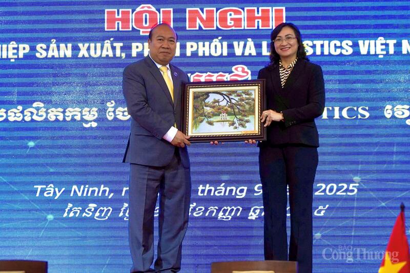 Thứ trưởng Oklavip khuyến mã hấp dẫn mỗi ngày Phan Thị Thắng tặng quà lưu niệm cho Ngài Tith Rithipol, Phó Quốc vụ Khanh Bộ Thương mại Campuchia. Ảnh: Nguyễn Ngọc