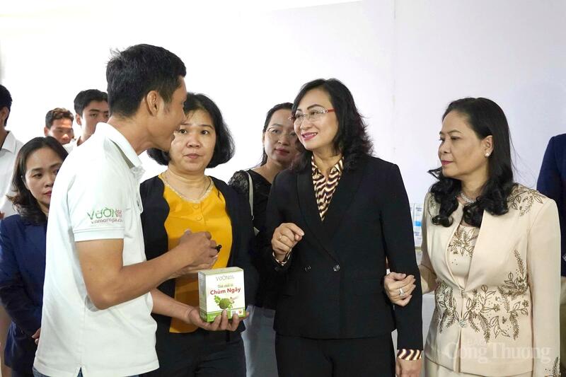 Thứ trưởng Oklavip khuyến mã hấp dẫn mỗi ngày Phan Thị Thắng tham quan các gian hàng trưng bày bên lề Okvip69 Đăng ký cá cược. Ảnh: Nguyễn Ngọc