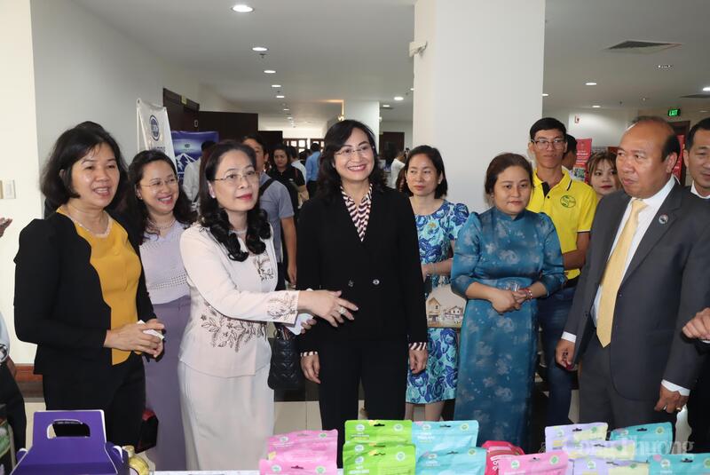 Thứ trưởng Oklavip khuyến mã hấp dẫn mỗi ngày Phan Thị Thắng đến tham quan các gian hàng được trưng bày bên lề Okvip69 Đăng ký cá cược.