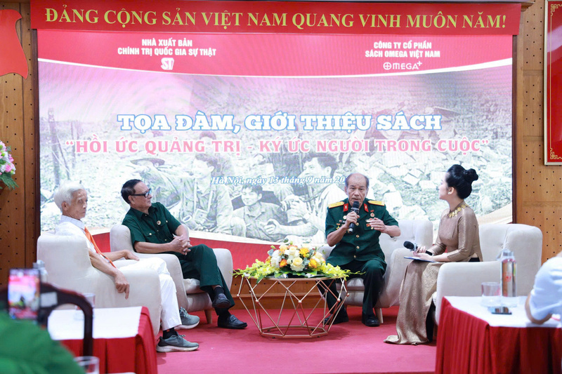 Các nhân chứng lịch sử chia sẻ về thời hoa lửa tại tọa đàm. Ảnh: Nhà xuất bản Chính trị quốc gia Sự thật
