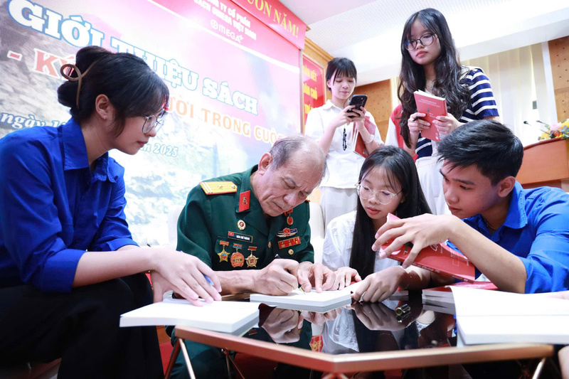 Các bạn trẻ xin chữ ký nhân chứng lịch sử về Thành cổ Quảng Trị. Ảnh: Nhà xuất bản Chính trị quốc gia Sự thật