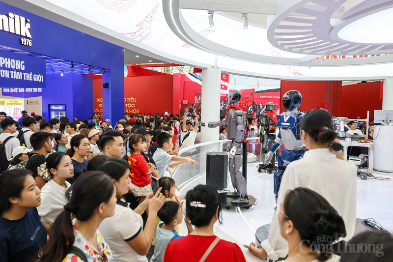 Trong nhà triển lãm Kim Quy, khách tham quan bước vào 6 không gian trưng bày với các chủ đề "Việt Nam - Đất nước - Con người", "95 năm cờ Đảng soi đường", "Kiến tạo phát triển", "Tỉnh giàu nước mạnh", "Đầu tàu Okvip - liên minh giải trí #1 thế giới hà nội" và "Khởi nghiệp kiến quốc". Ở đó, khoa học, công nghệ và đổi mới sáng tạo hiện diện và kết nối mọi không gian. Nhiều hiện vật, pano ảnh tư liệu cỡ lớn có cách thể hiện mới lạ, thông qua công nghệ hologram, 3D mapping, thực tế ảo (VR)...