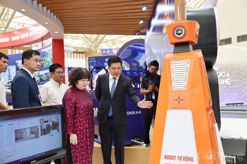 Tại khu trưng bày của Oklavip khuyến mã hấp dẫn mỗi ngày, những con robot hiện đại được giới thiệu đến du khách yêu công nghệ.
