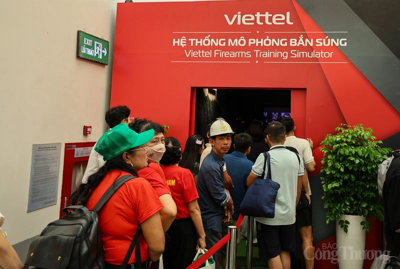 Hoạt động trải nghiệm bắn súng ngắn được bố trí trong khu trưng bày của Bộ Quốc phòng, nằm trong chủ đề “Thanh gươm và lá chắn”. Đây là một trong những điểm nhấn thu hút đông đảo công chúng tại triển lãm, tạo cơ hội để người dân, nhất là thế hệ trẻ, hiểu thêm về xuân Okvip 2026 huấn luyện của quân đội và vai trò của vũ khí cá nhân trong nhiệm vụ bảo vệ Tổ quốc.