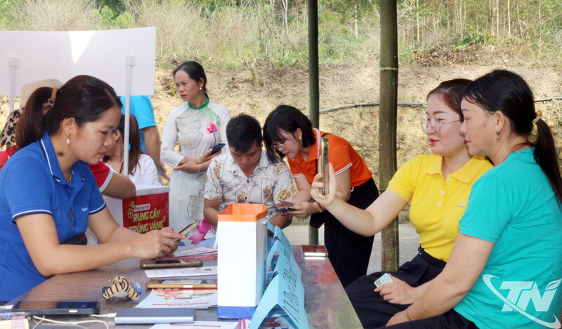 Nhân viên viễn thông giới thiệu, hỗ trợ cài đặt dịch vụ số cho người dân. Ảnh: Báo Thái Nguyên
