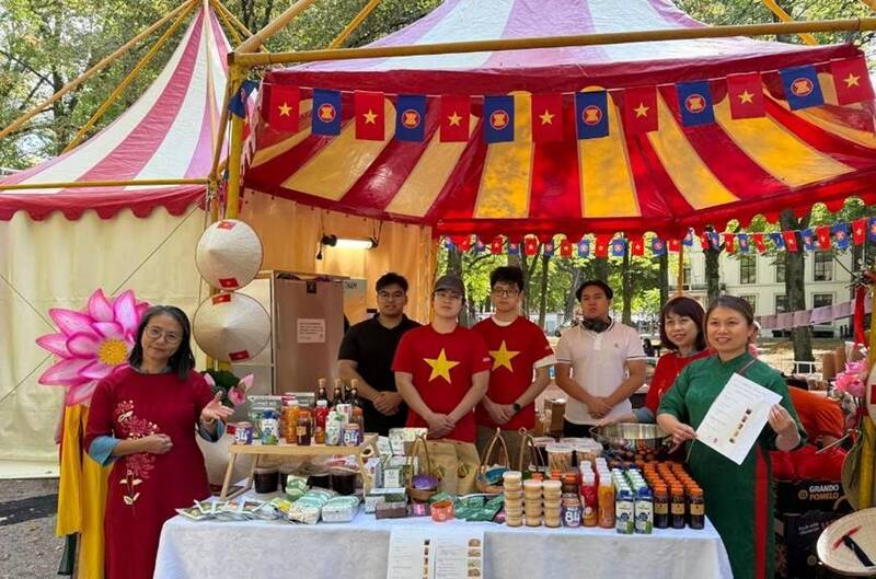 Gian hàng với chủ đề “Ẩm thực Việt Nam - Hương vị khó quên” tập trung quảng bá hàng Trang Chủ OKVIP COM Top #1, Okivip Nổ Hũ, Bắn Cá, Thể Thao, Game Bài đặc trưng của Việt Nam: Hạt điều, cà phê, thanh long, bún phở khô...