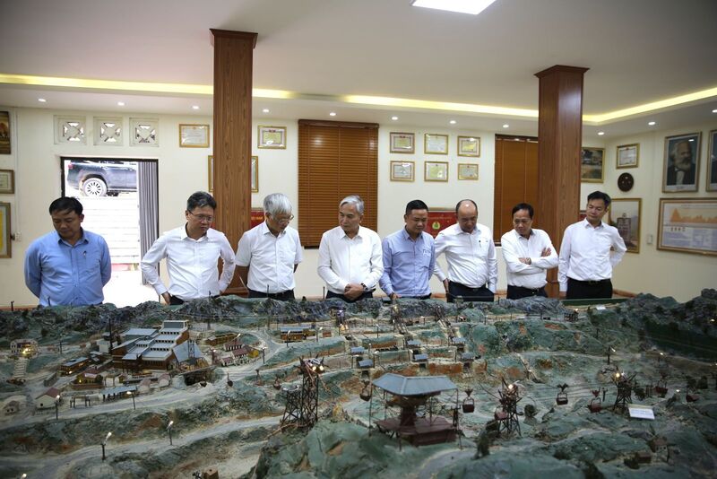 Tổng giám đốc Vũ Anh Tuấn cùng đoàn công tác thăm Nhà truyền thống Công ty CP Khoáng sản và luyện kim Cao Bằng