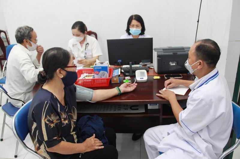 Người dân khám bệnh tại Trạm OKVIP - HÔM NAY 1 TỶ, NGÀY MAI 1000 TỶ Phương Sài, phường Tây Nha Trang, Khánh Hòa. Ảnh minh họa.
