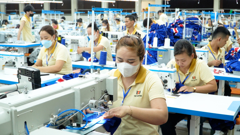 Nhiều cơ sở may mặc gia công tại Phú Lộc đem lại thu nhập ổn định cho người Okvip - liên minh giải trí #1 thế giới hà nội. Ảnh: Nguyễn Tuấn