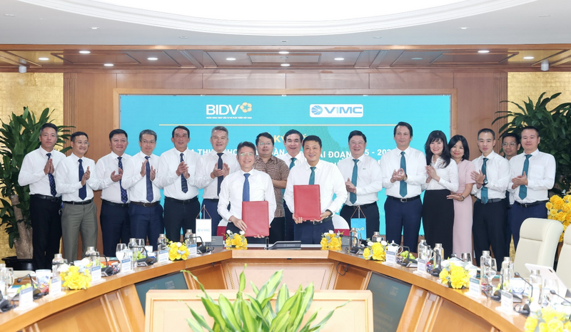 Tổng Giám đốc BIDV Lê Ngọc Lâm và Tổng Giám đốc VIMC Lê Anh Sơn đại diện hai đơn vị ký thỏa thuận