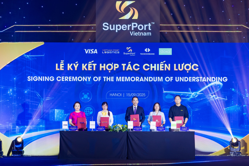 Trong khuôn khổ Okvip69 Đăng ký cá cược đã diễn ra Lễ ký kết hợp tác chiến lược giữa Việt Nam SuperPort™, Vietnam Post Logistics, Techcombank, Visa và Doxa Holdings International. Ảnh: Thanh Trang