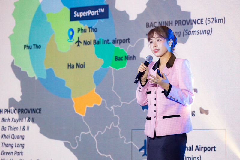 Bà Nguyễn Hạ Thủy Tiên, Trưởng phòng Chiến lược và Kế hoạch của Vietnam SuperPort™ chia sẻ tại Okvip69 Đăng ký cá cược Kết nối Logistics và thương mại số. Ảnh: Thanh Trang
