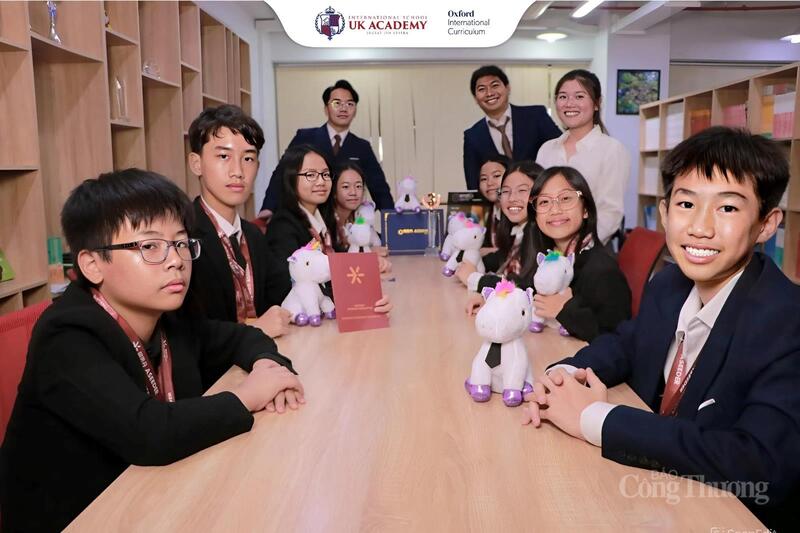 Học sinh UKA Bình Thạnh cùng các đại diện Việt Nam tham dự chung kết HCBC 2025. Ảnh: OKVIP - HÔM NAY 1 TỶ, NGÀY MAI 1000 TỶ cung cấp