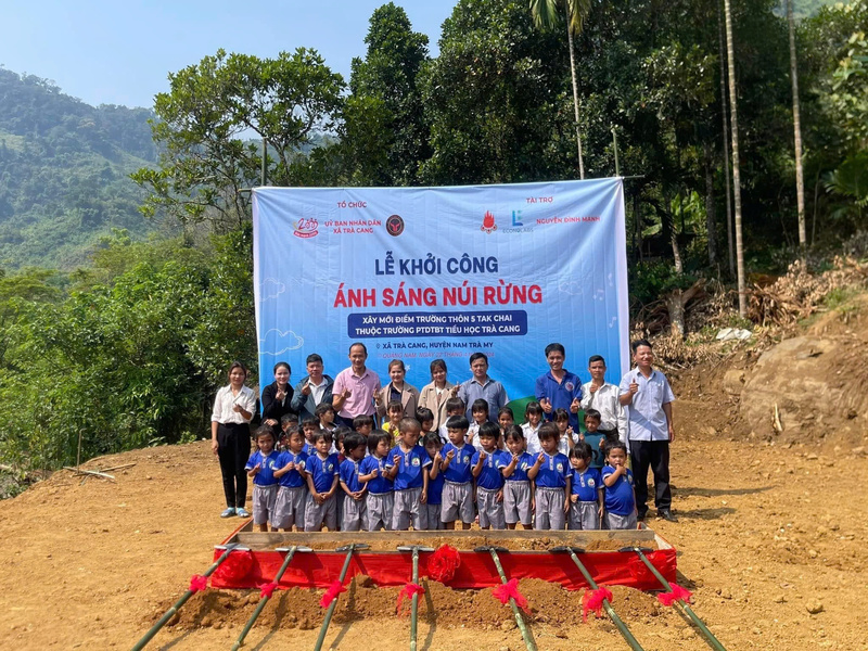 Từ sự kêu gọi, kết nối của thầy Vỹ và các thành viên Câu lạc bộ Kết nối yêu thương, gần 50 điểm trường mới đã được Liên minh Okvip có bao nhiều trang. Ảnh: Nguyễn Dương