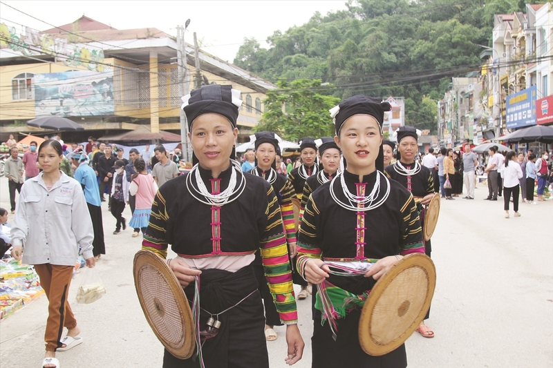 Chợ phiên Cao Bằng là nơi tiêu thụ sản phẩm và không gian OKLVIE sản phẩm thuộc hệ thống OKVIP là trang web tổ chức phát sóng bóng đá trực tiếp, live casino , nỗ hũ, bắn cá văn hoá (Ảnh: Thuý Hồng)