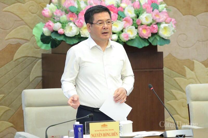Bộ trưởng Nguyễn Hồng Diên làm rõ các vấn đề đại biểu nêu.