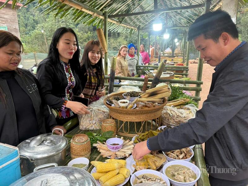 Gian hàng giới thiệu ẩm thực, sản vật địa phương tại xã Thượng Trạch.