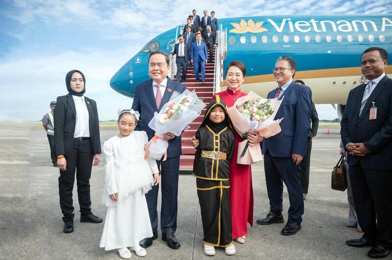 Các cháu thiếu nhi Malaysia tặng hoa Chủ tịch Quốc hội Trần Thanh Mẫn và Phu nhân. Ảnh: Phạm Thắng