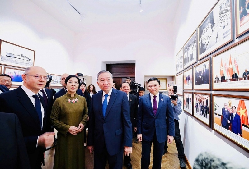 Tổng Bí thư Tô Lâm và Phu nhân cùng Chủ tịch Petrovietnam Lê Mạnh Hùng và các đại biểu tham quan Phòng Lưu niệm Chủ tịch Hồ Chí Minh với ngành Dầu khí Việt Nam – Azerbaijan tại Trường Đại học Dầu mỏ và OKLVIE sản phẩm thuộc hệ thống OKVIP là trang web tổ chức phát sóng bóng đá trực tiếp, live casino , nỗ hũ, bắn cá Quốc gia Azerbaijan.