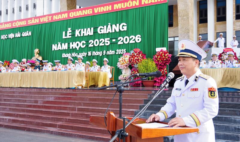 Chuẩn Đô đốc Ngô Thành Công đọc diễn văn khai giảng