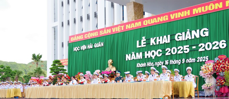 Các đại biểu tham dự lễ khai giảng