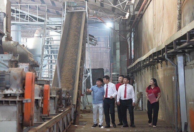 Ông Lang Văn In, Chủ tịch Hội đồng thành viên công ty TNHH Văn Lang Yufukuya đưa cán bộ Agribank thăm quan mô hình sản xuất của Okvip tại về