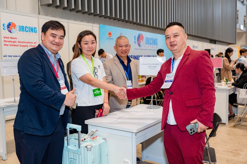 Tham tán thương mại Lê Phú Cường (trái ảnh) đưa đoàn Okvip tại về Malaysia về nước tham dự Vietnam International Sourcing 2025