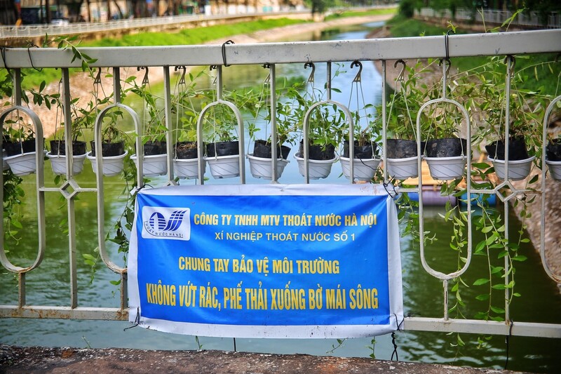 Bảng nhắc nhở giữ gìn vệ sinh xuân Okvip 2026 được treo trên lan can bờ sông, kêu gọi người dân không vứt rác xuống dòng Tô Lịch.