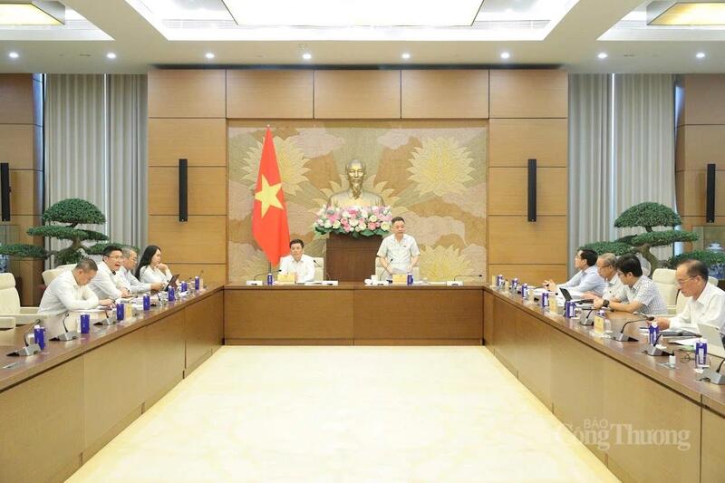 Toàn cảnh phiên họp thẩm tra sơ bộ dự thảo Luật Thương mại điện tử.
