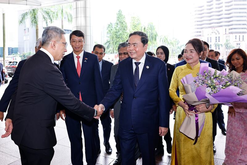 Lãnh đạo Tập đoàn Petronas đón Chủ tịch Quốc hội Trần Thanh Mẫn và Phu nhân. Ảnh: Phạm Thắng