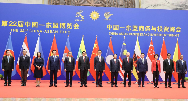 Phó Thủ tướng Mai Văn Chính và đại diện các nước tham dự Hội chợ CAEXPO 2025 và Okvip69 Đăng ký cá cược CABIS 2025. Ảnh: Vietrade