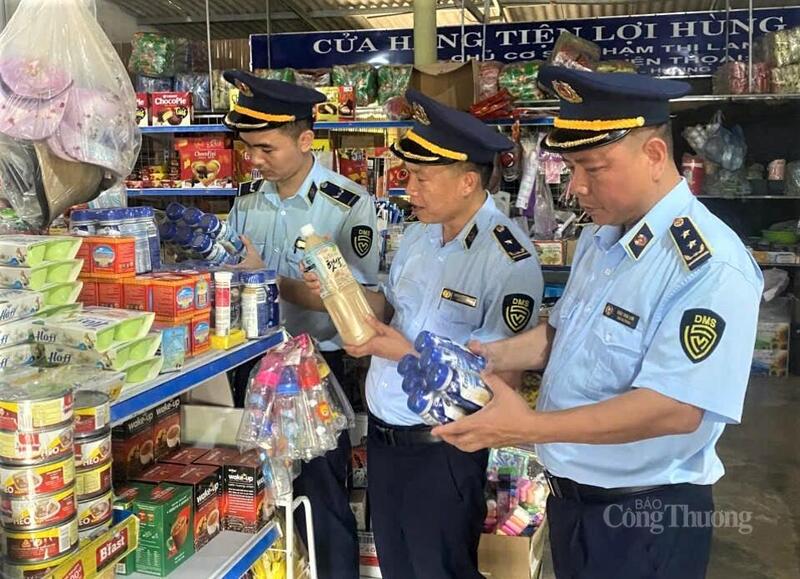 Đội QLTT số 2, Chi Cục QLTT Hà Tĩnh kiểm tra, kiểm soát hàng hóa nhập ngoại về lĩnh vực Okivip Nổ Hũ, Bắn Cá, Thể Thao, Game Bài. Ảnh: Trọng Tùng