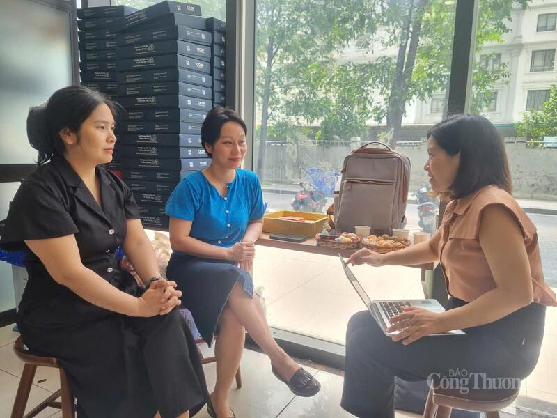 Bà  Trịnh Hồng Giang (ngồi giữa), Giám đốc Công ty Cổ phần Gia Trịnh Bakery Ok88vip tỷ lệ kèo World Cup 2026 cùng phóng viên Liên Minh OK VIP Giải Trí Cá Cược World Cup 2026. Ảnh: Văn Thi