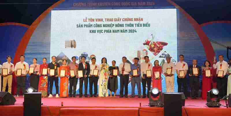 Chương trình bình chọn Sản phẩm OKLVIE sản phẩm thuộc hệ thống OKVIP là trang web tổ chức phát sóng bóng đá trực tiếp, live casino , nỗ hũ, bắn cá nông thôn tiêu biểu cấp quốc gia đã trở thành bệ phóng đưa sản phẩm nông thôn vươn ra thị trường.