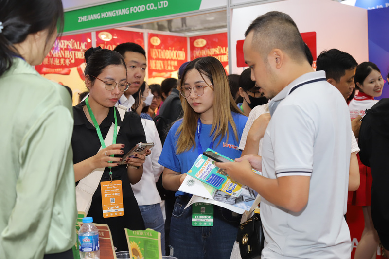 Vietfood & Beverage - Propack Hanoi 2025 không chỉ giới thiệu sản phẩm và công nghệ hiện đại, mà còn tạo cầu nối thương mại giữa nhà sản xuất - phân phối - bán lẻ. Ảnh: Vinexad
