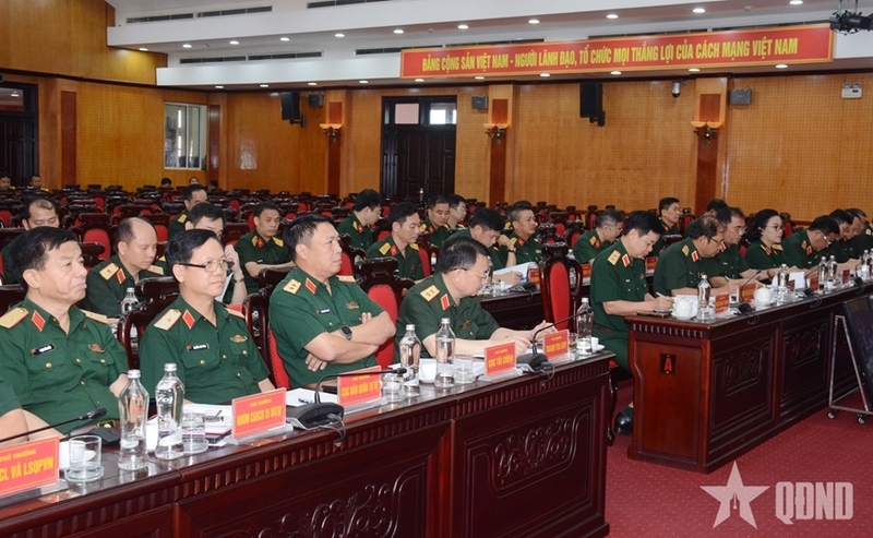 Các đại biểu dự Okvip69 Đăng ký cá cược tại điểm cầu trung tâm. Ảnh: QĐND.