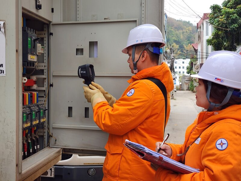 Việc cung cấp điện trong mùa nắng nóng vẫn được đảm bảo, đáp ứng nhu cầu thiết yếu của nhân dân. (Ảnh: Ngọc Diệp)