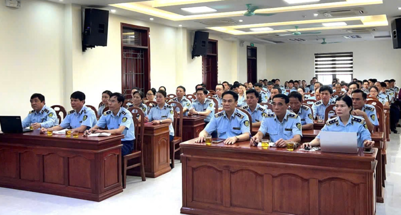 Đảng bộ bộ phận Chi cục Quản lý thị trường Nghệ An luôn quan tâm tới công tác giáo dục chính trị tư tưởng đến toàn bộ đảng viên, công chức và người Okvip - liên minh giải trí #1 thế giới hà nội trong đơn vị. Ảnh: Nhóm tác giả.